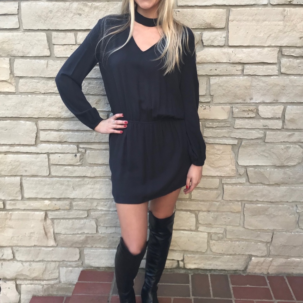 Keyhole Neckline Black Dress - Picture 2 of 8